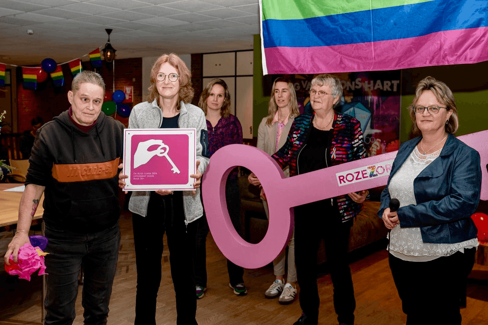Regina en Thea laten het keurmerk de Roze Loper zien